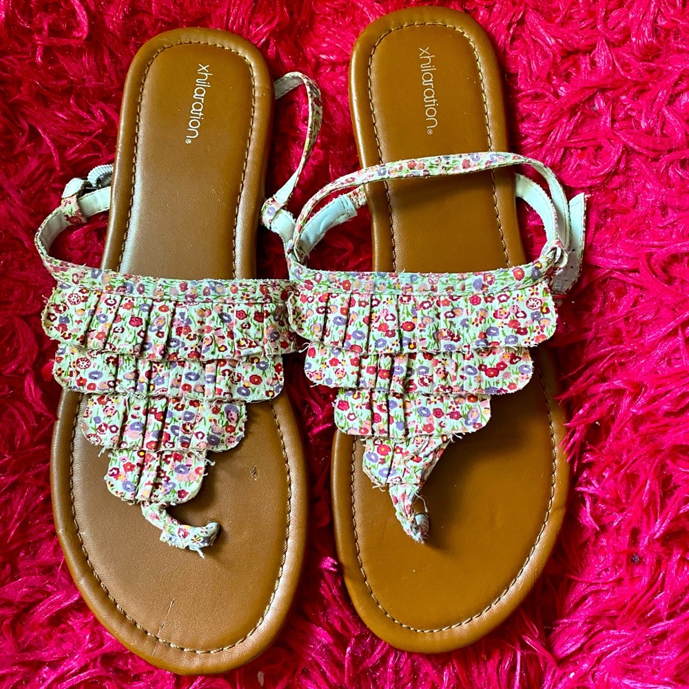 Summer sandals with floral print